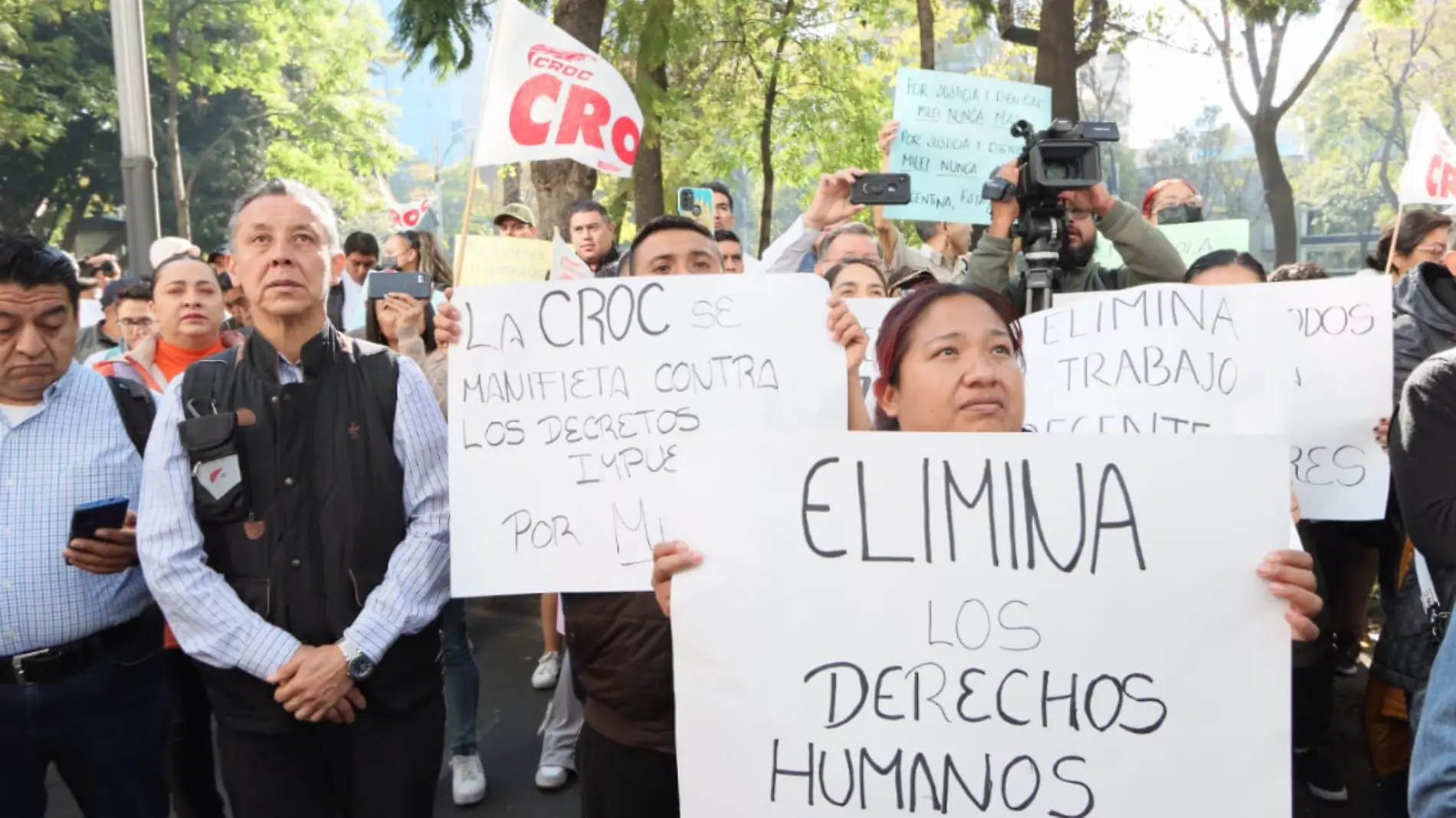 Integrantes del SME realizan protesta en la embajada de Argentina, en Paseo de la Reforma-INT2